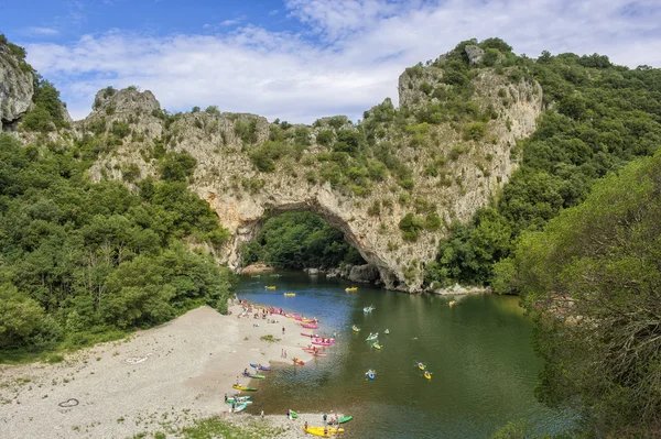 Découvrez l'Ardèche avec une excursion inoubliable en canoë-kayak