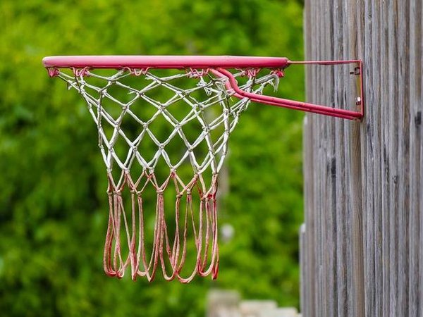 Comment offrir un mini panier de basket comme cadeau insolite homme ?